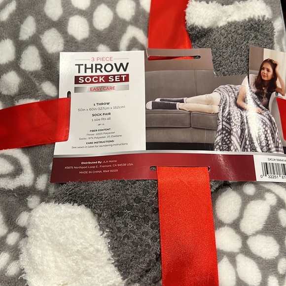 JLA Throw and sock set - Picture 3 of 3